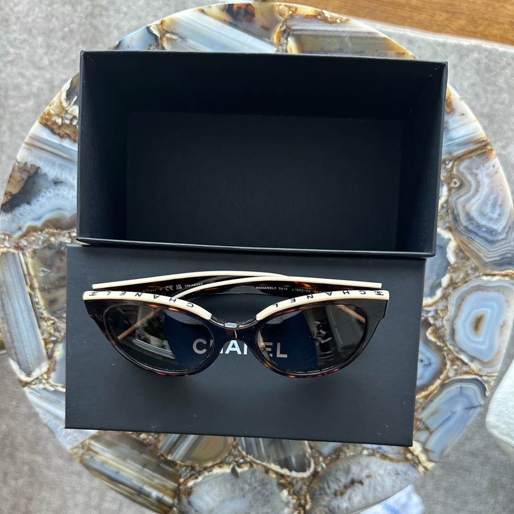 CHANEL Black and Beige Cat-Eye Sunglasses with Tortoiseshell Frame